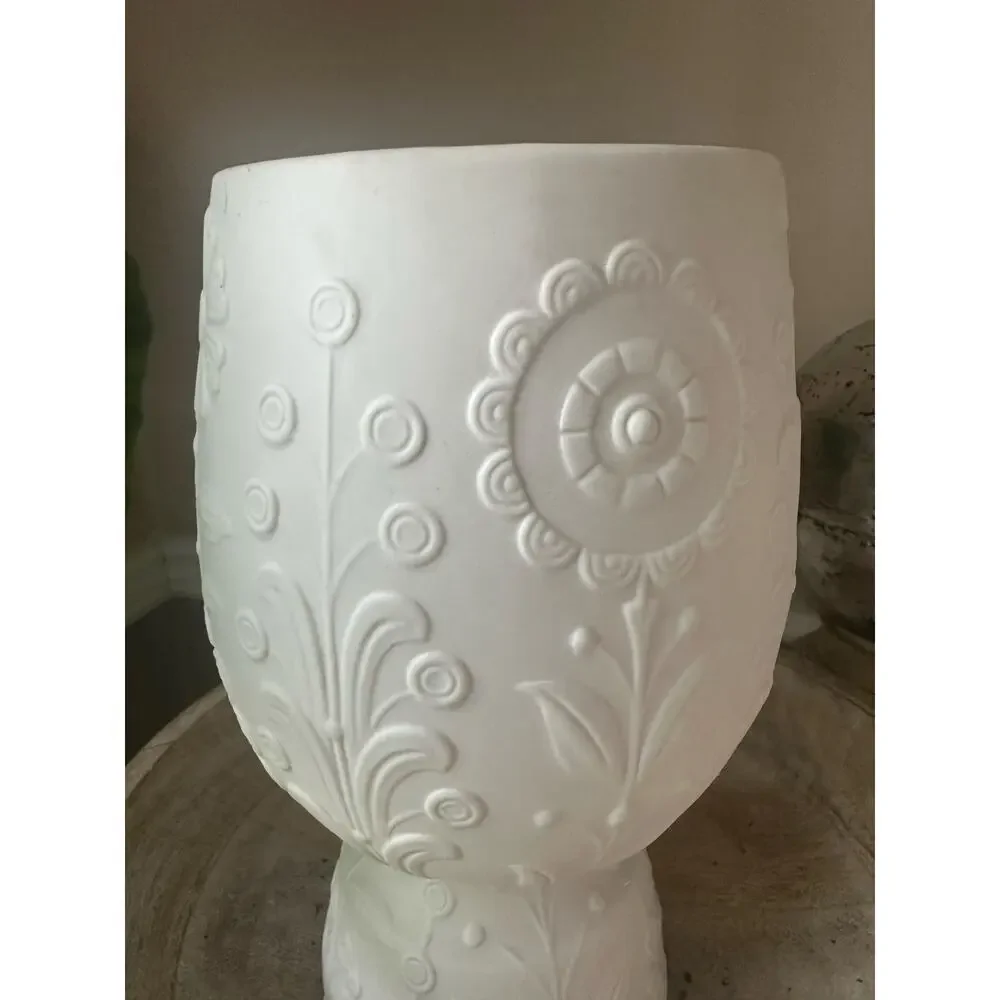 Lladró White Porcelain Vase Designed by Julio Fernández, 1971–1974 floral 9x4”